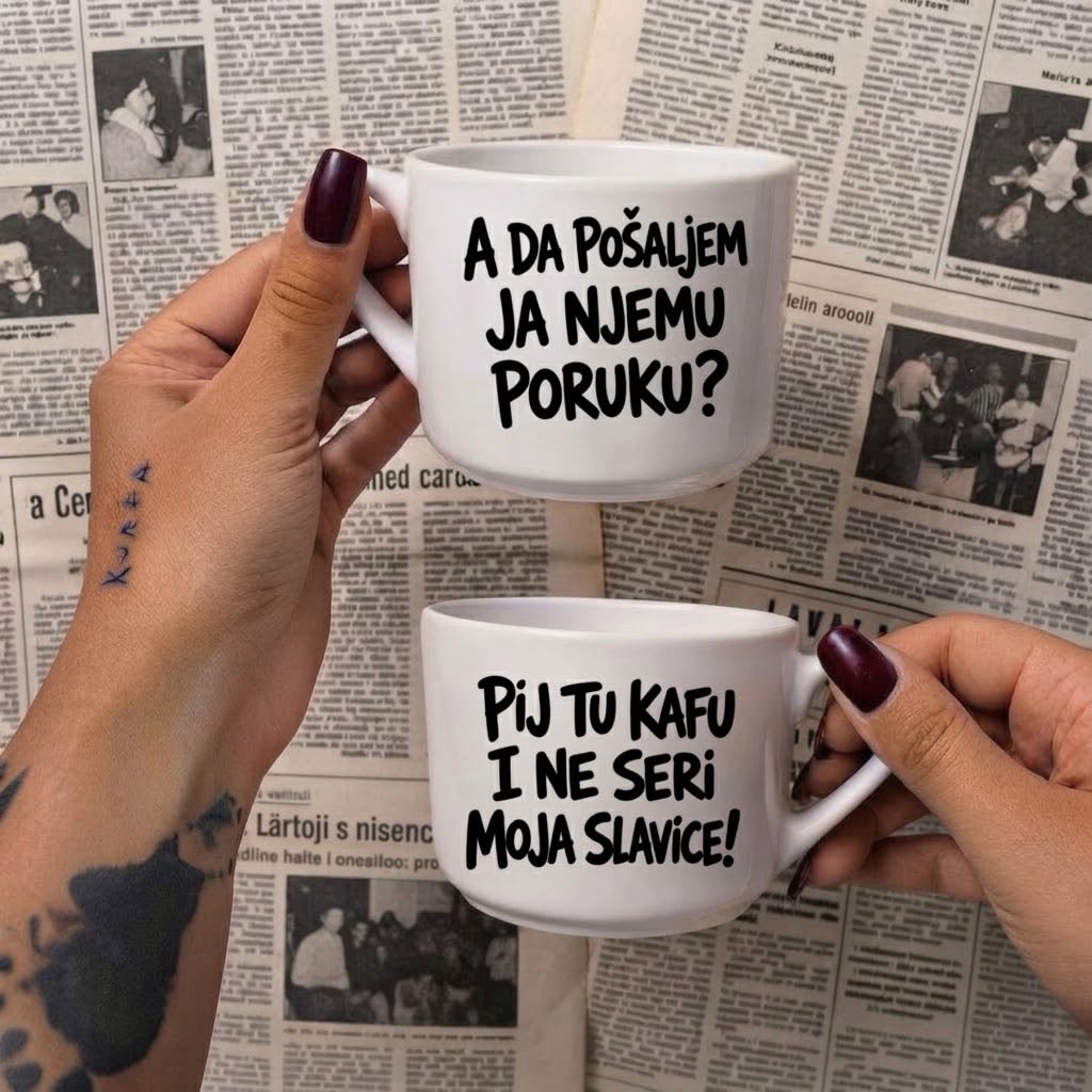 Dve bele šolje na novinskoj pozadini, natpisi A da pošaljem ja njemu poruku i Pij tu kafu i ne seri moja Slavice